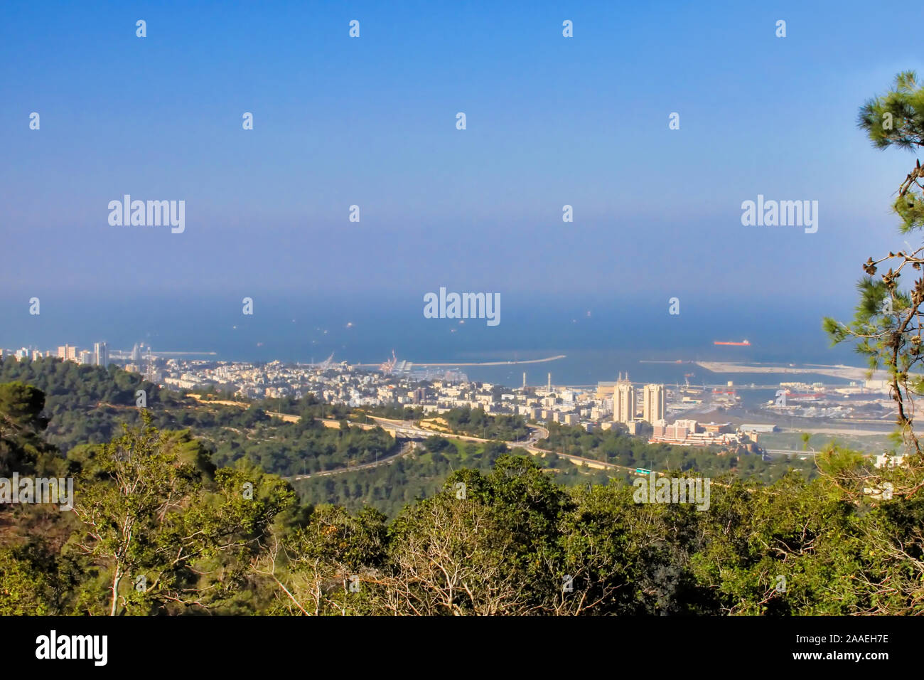 Une vue sur le port de Haïfa jusqu'au Mont Carmel en Israël. Banque D'Images