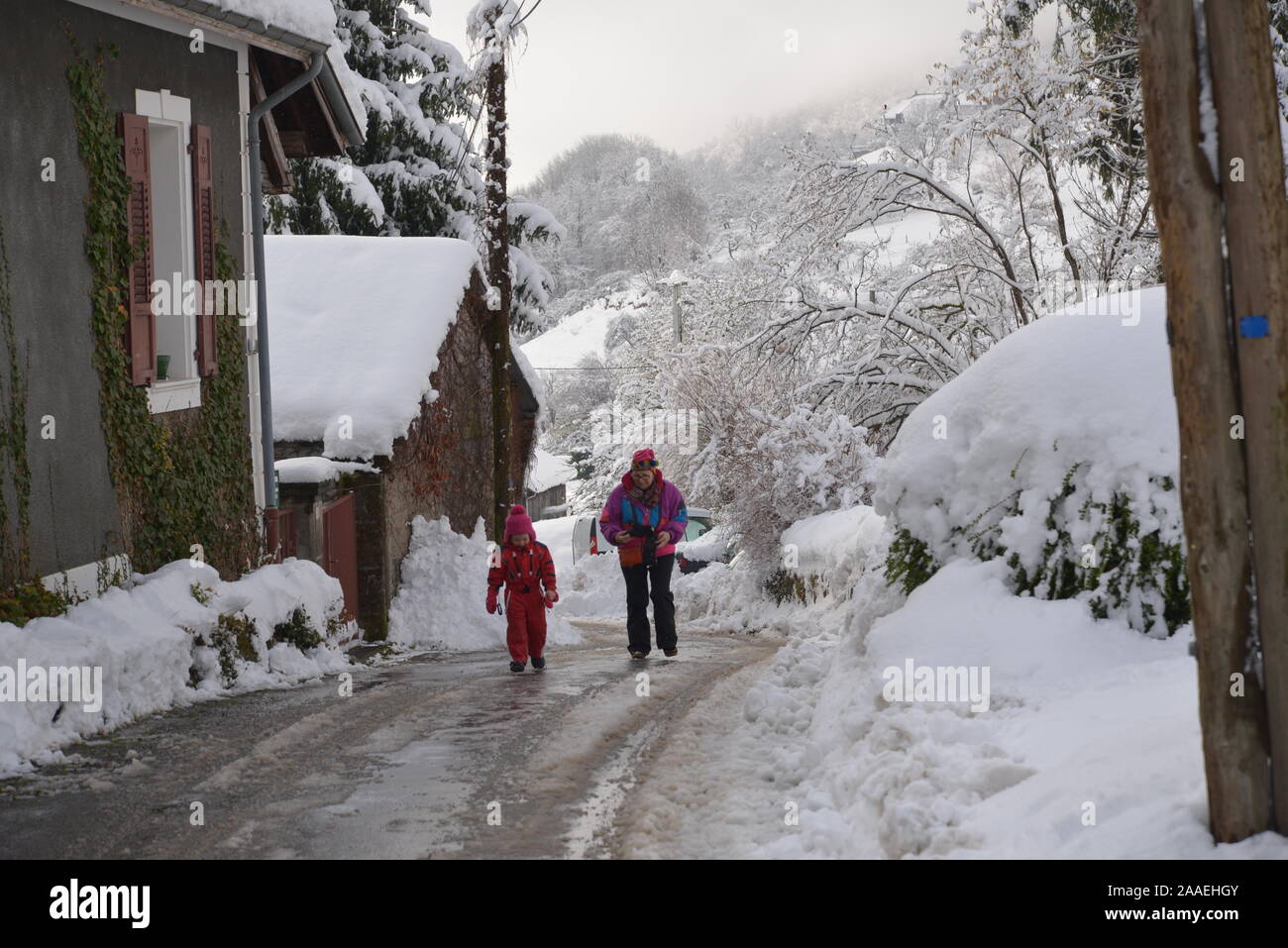 Mamy et son bébé fille qui marche sur une route enneigée Mercury Savoie F  73 Photo Stock - Alamy