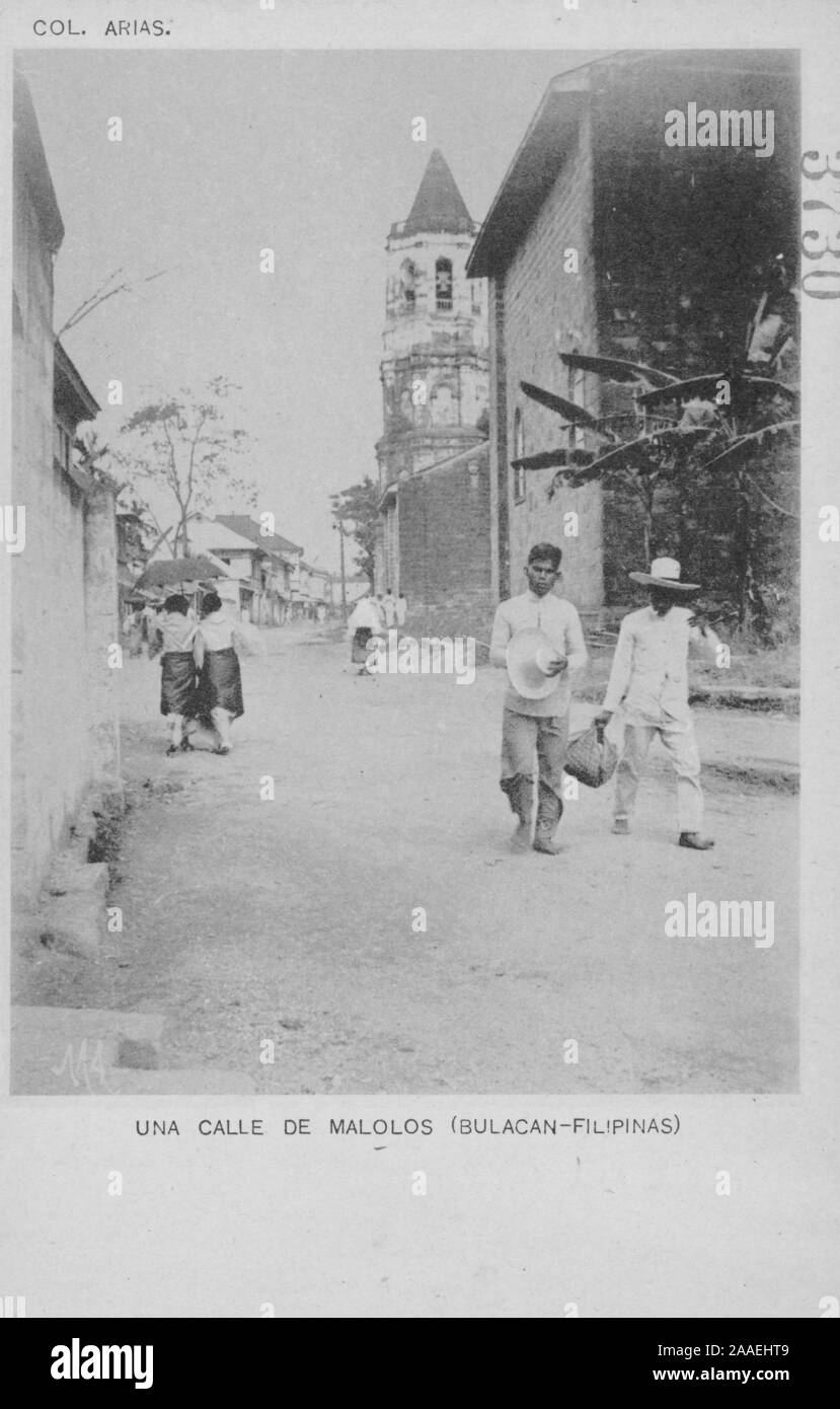 Carte postale monochrome de gens qui marchent le long d'une rue à Malolos, province de Bulacan, Philippines, 1905. À partir de la Bibliothèque publique de New York. () Banque D'Images