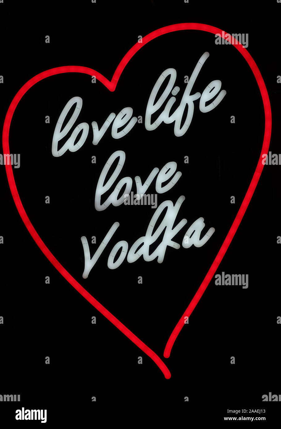Coeur en néon, vie d'amour amour signe vodka en rouge et blanc, à la Révolution, Glasgow, Écosse - vodka artisanale Banque D'Images
