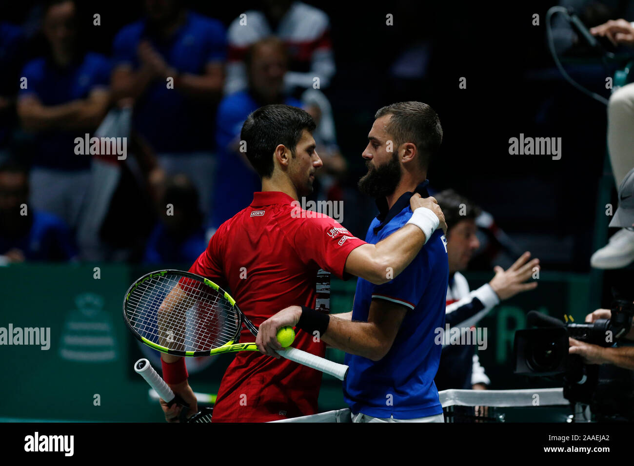 Novak Djokovic La Serbie et de Benoit Paire de France se serrer la main pendant la journée 4 de la Coupe Davis 2019 à la Caja Magica. Banque D'Images