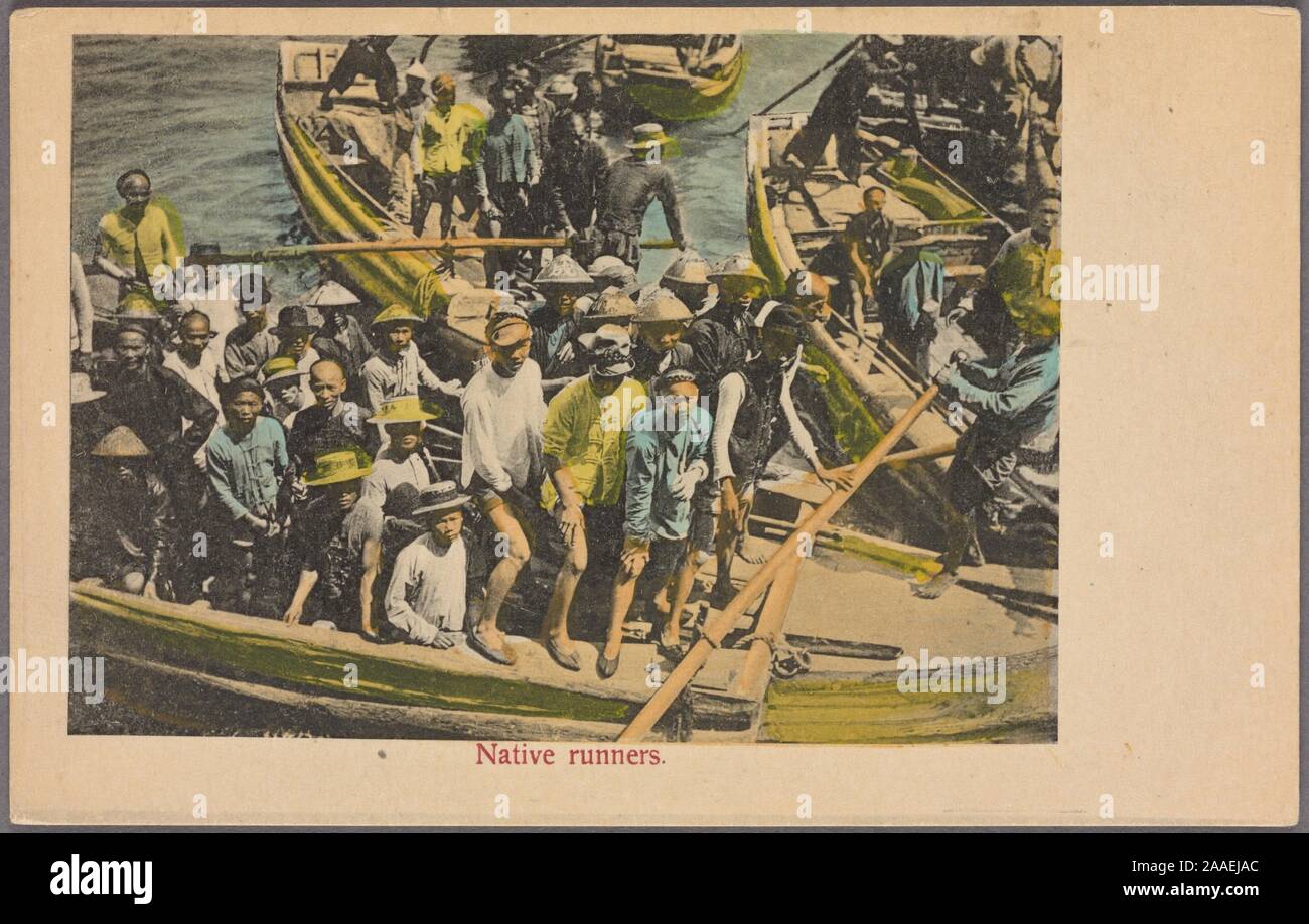 Carte postale illustrée d'un groupe de Chinois hommes debout dans des bateaux, employés par les hôtels et auberges à terre pour annoncer leurs locaux à passagers et navires à vapeur arrivent, escorter par le photographe Mee Cheung, 1905. À partir de la Bibliothèque publique de New York. () Banque D'Images