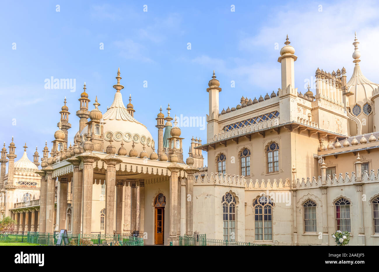 L'aspect arrière de la célèbre Royal Pavilion à Brighton. L'architecture de style indien sous un ciel bleu avec des nuages. Banque D'Images
