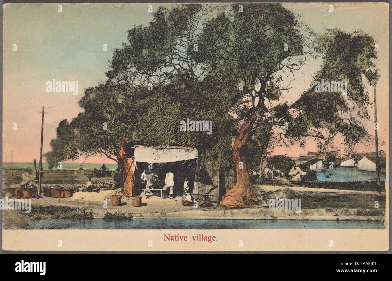 Carte postale illustrée d'un groupe de personnes dans une tente de fortune au-dessous d'un grand arbre sur la rive du fleuve dans un village chinois, par le photographe Mee Cheung, 1915. À partir de la Bibliothèque publique de New York. () Banque D'Images