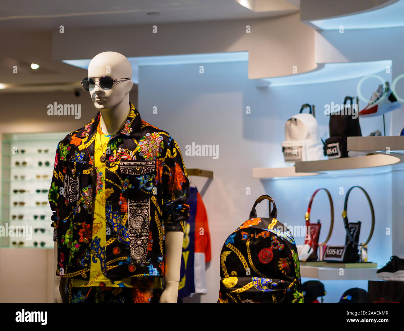 Singapour - 25 MAR 2019 - L'affichage de marchandises d'une boutique de mode de luxe italien Versace à Paragon Mall, Singapour Banque D'Images
