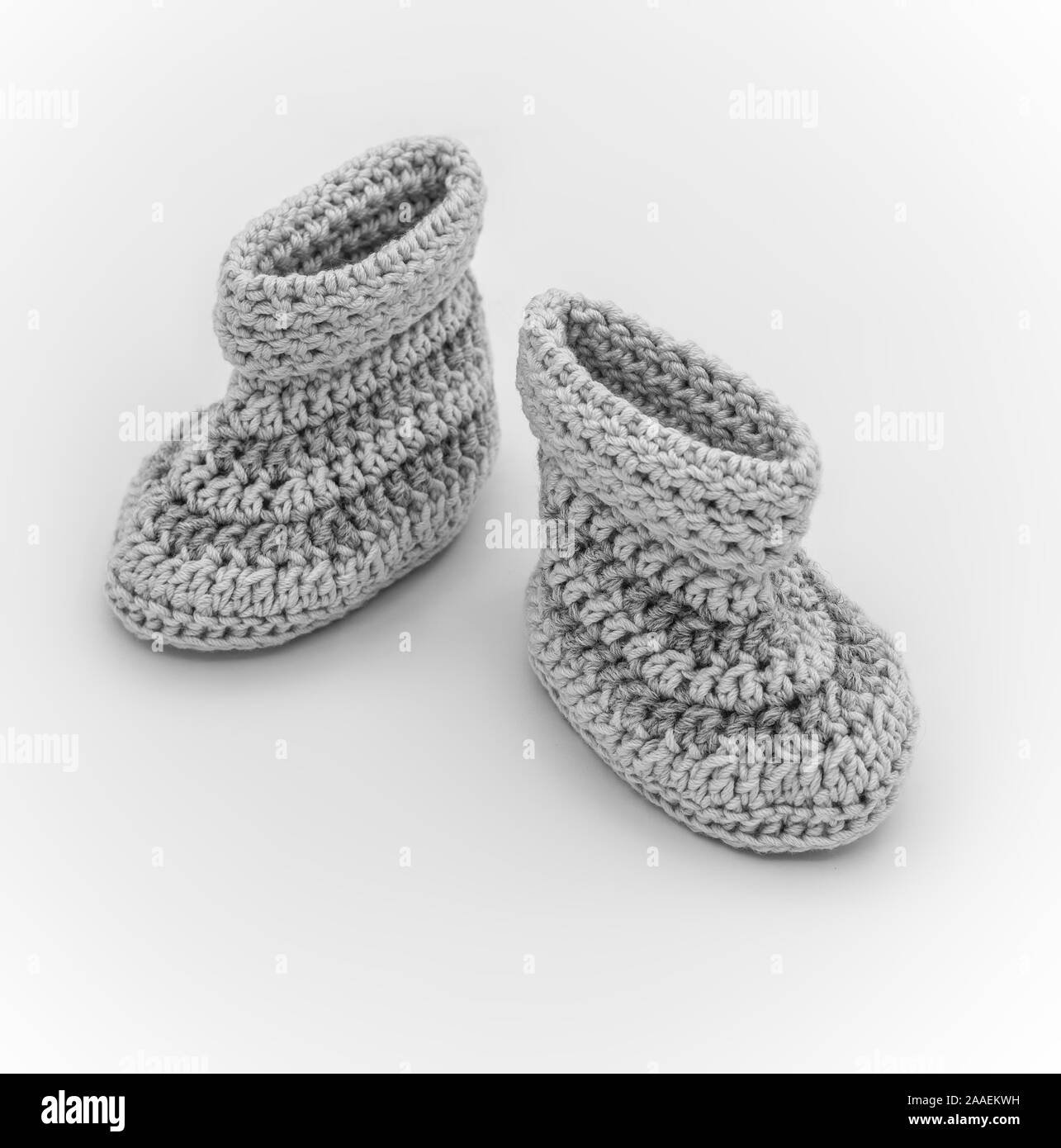 Chaussons pour bébé tricotés main on white Banque D'Images