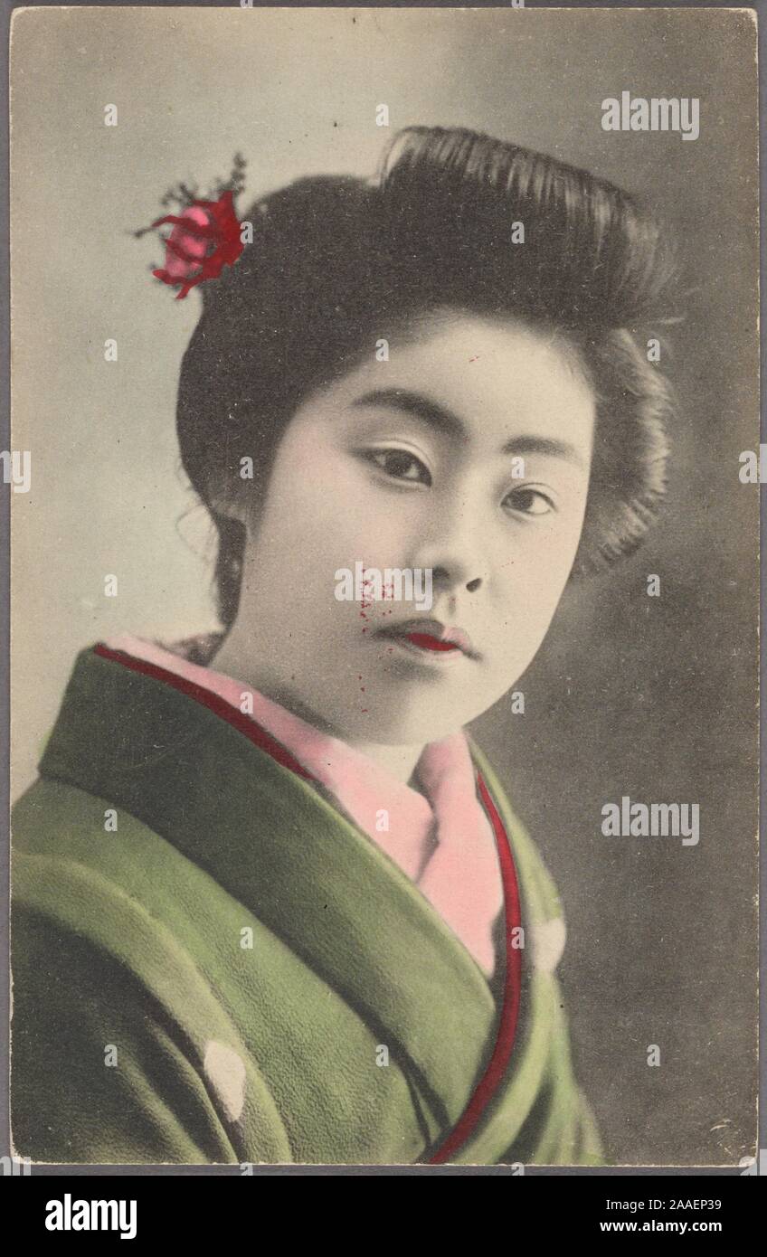 Carte postale illustrée d'un portrait d'une jeune japonaise, vêtue d'une robe kimono traditionnel et une coiffure, shimada avec une fleur dans les cheveux, Japon, 1920. À partir de la Bibliothèque publique de New York. () Banque D'Images