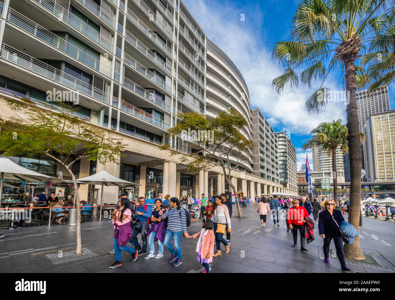 Vue du quai circulaire colonaded sur Sydney Cove avec magasins et restaurants, la péninsule et coloniale Mirvac vacances complexes a été surnommé 'T Banque D'Images