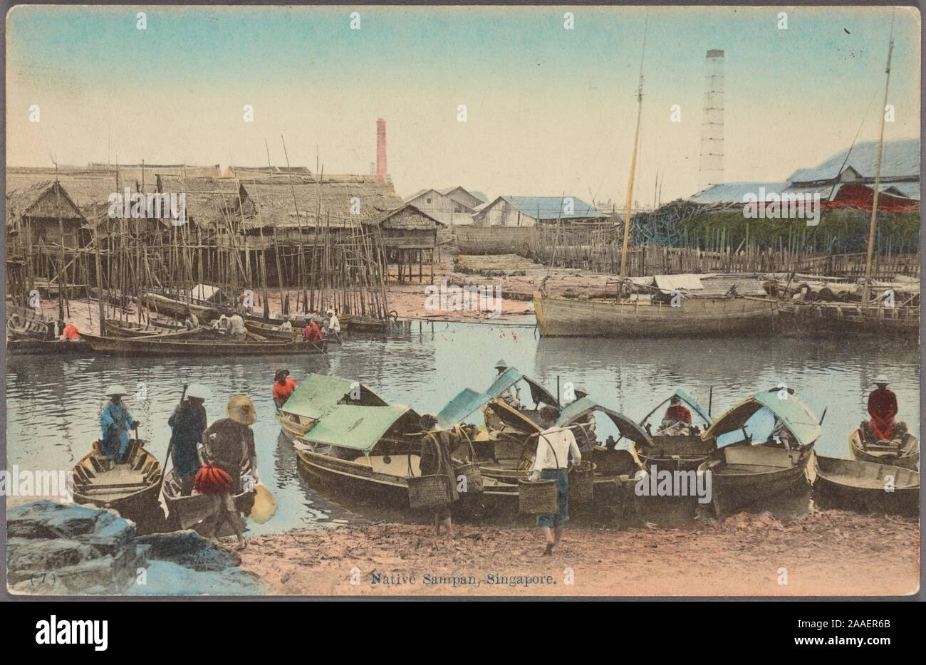 Carte postale illustrée d'habitants de leur chargement et déchargement de bateaux sampan sur la rivière, avec des huttes au toit de chaume de l'autre côté de la rivière, à Singapour, en 1912. À partir de la Bibliothèque publique de New York. () Banque D'Images