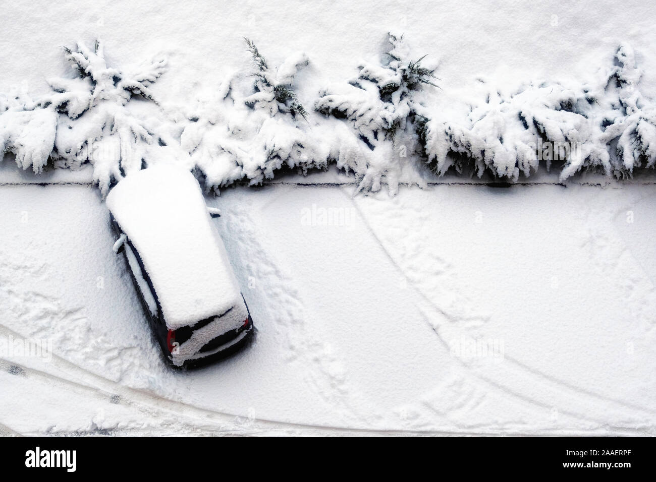 Paysage d'hiver dans le parking situé en zone résidentielle. Des villes d'hiver, les arbres, le gel. Banque D'Images