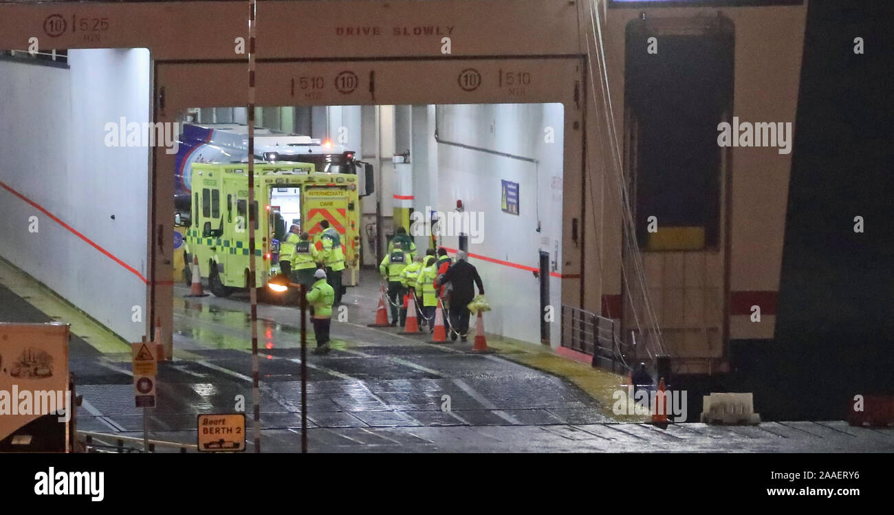 La scène à Rosslare Europort à Co Wexford, après que 16 personnes ont été retrouvées vivantes dans l'arrière d'un camion sur ferry en partance de France. Banque D'Images