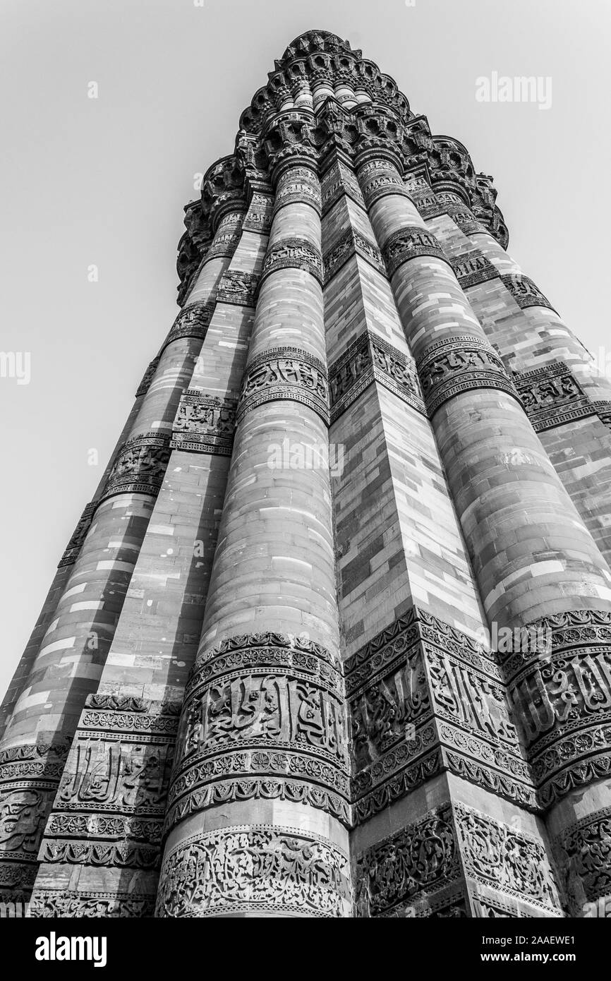 Close-up de Qutb Minar avec des motifs sur les niveaux supérieurs. UNESCO World Heritage in (dépêche écrite, Delhi, Inde, Asie. Banque D'Images