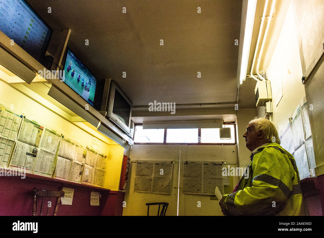 Glenties, comté de Donegal, Irlande. 7 octobre 2019. Gerard McCool Bookmakers shop. Un homme est assis à regarder une course de chevaux avec parier ticket dans sa main dans l'espoir d'une victoire. L'un des rares bureaux de pari dans l'Irlande rurale que les gens vont en ligne pour parier. Banque D'Images