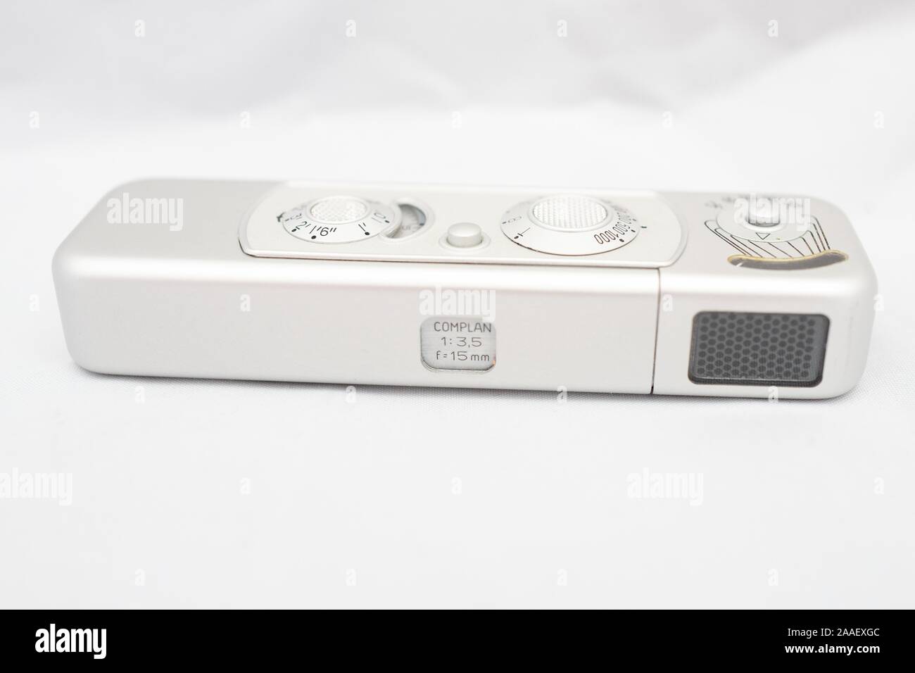 Close-up de Minox B caméra Subminiature, environ la taille d'un paquet de chewing-gum, utilisé comme une caméra espion par l'Ouest et les organismes de renseignement soviétique pendant la guerre froide et popularisée par le personnage de l'agent secret James Bond, sur fond blanc, le 24 juillet 2019. () Banque D'Images