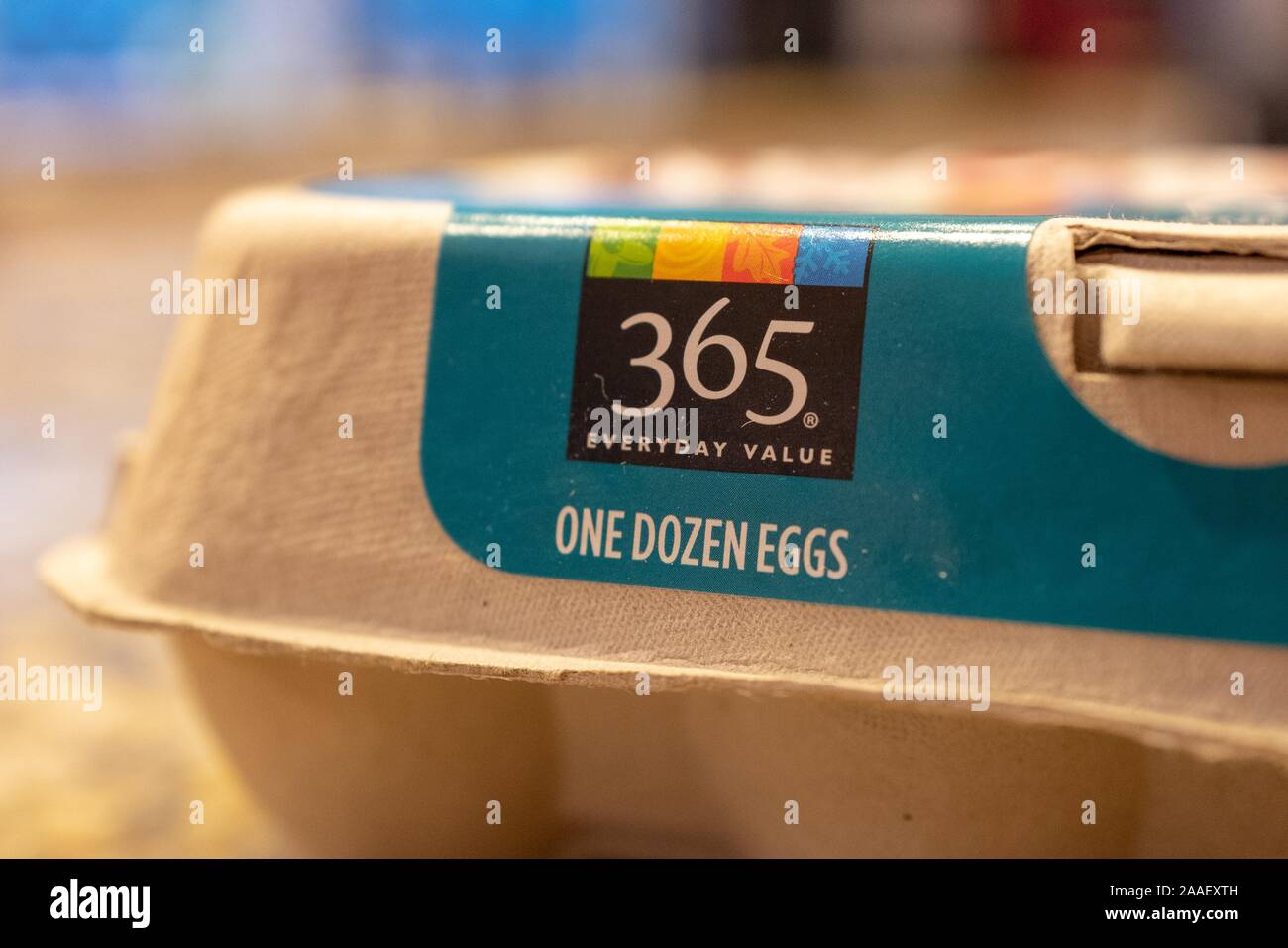 Close-up de logo pour 365 aliments, une marque maison de Whole Foods Market chaîne d'épicerie, sur un carton d'oeufs, le 21 août 2019. () Banque D'Images