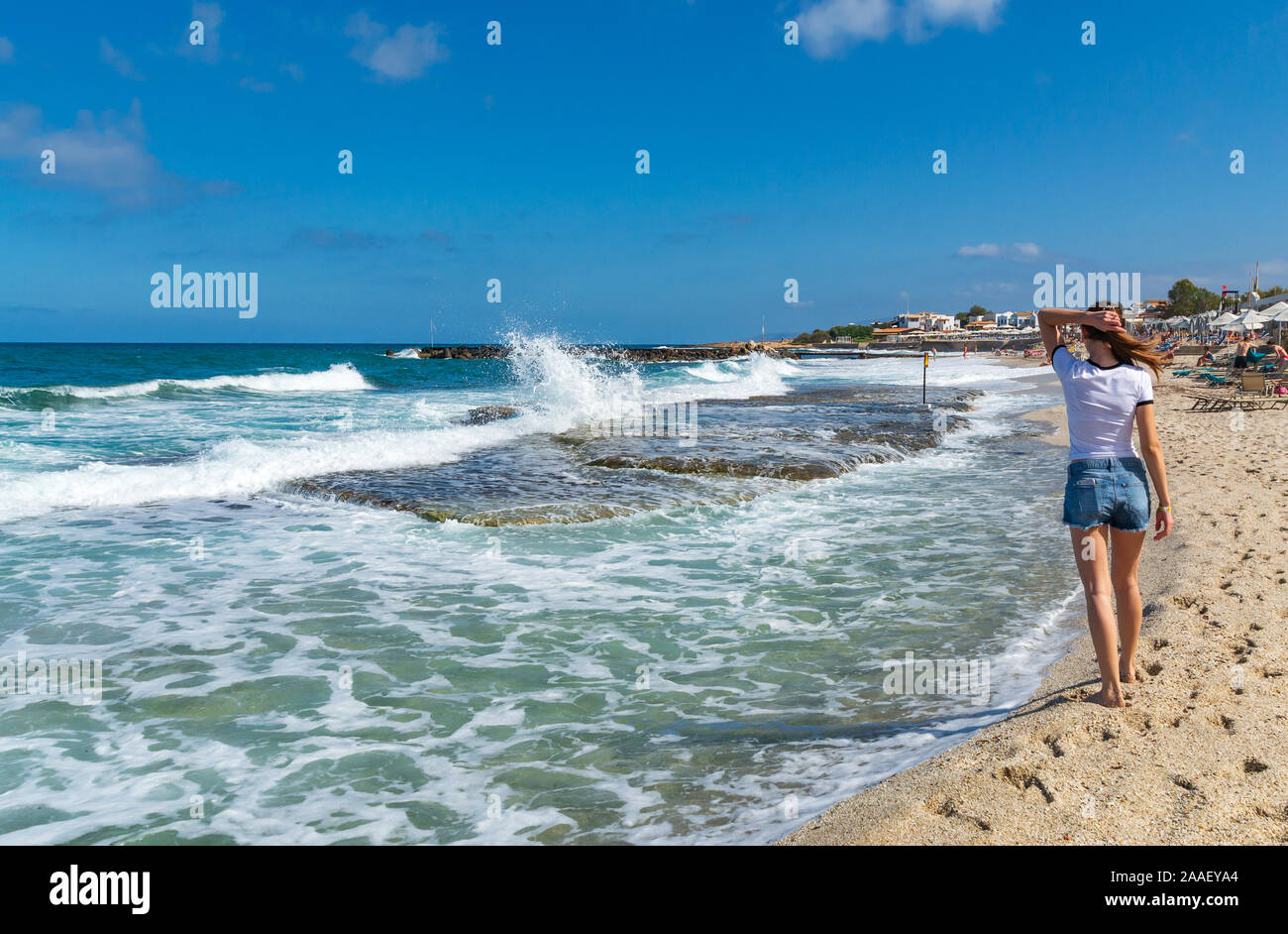 Jeune fille de littoral sur la mer de Crète, Grèce. Banque D'Images