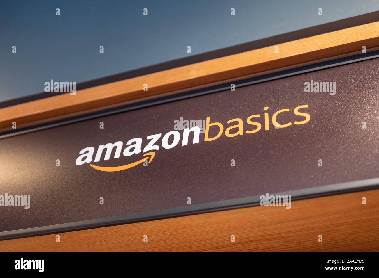 Close-up de signer pour Amazon Basics, une marque maison d'Amazon fournissant, à faible coût de la technologie de base et d'autres produits d'accueil, le 31 août 2019. () Banque D'Images
