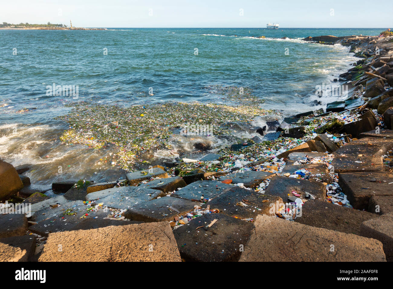 Déchets plastiques le long de la côte de Saint-Domingue République dominicaine Banque D'Images