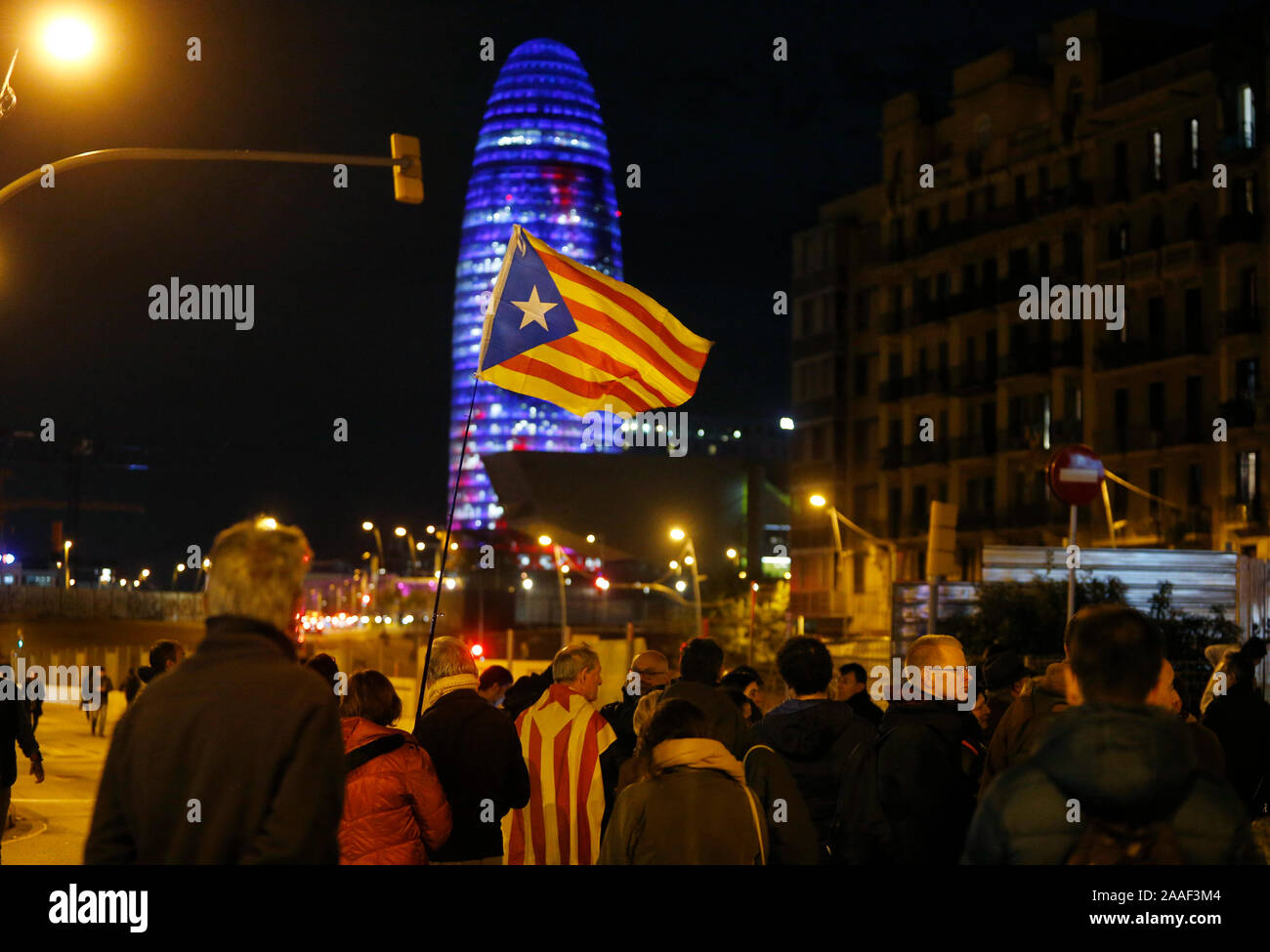Barcelone / Espagne - 12 novembre 2019 : Des manifestants séparatistes catalans coupé la circulation en principales avenues de Barcelone. Banque D'Images