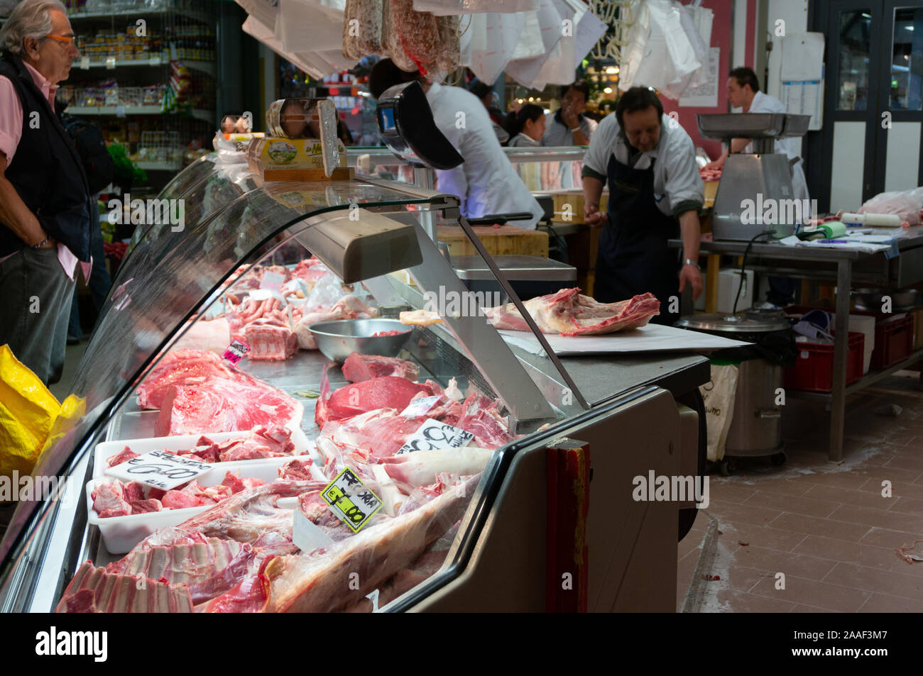 Les bouchers travaillant dans le marché de la viande, Firenze, Italie Banque D'Images