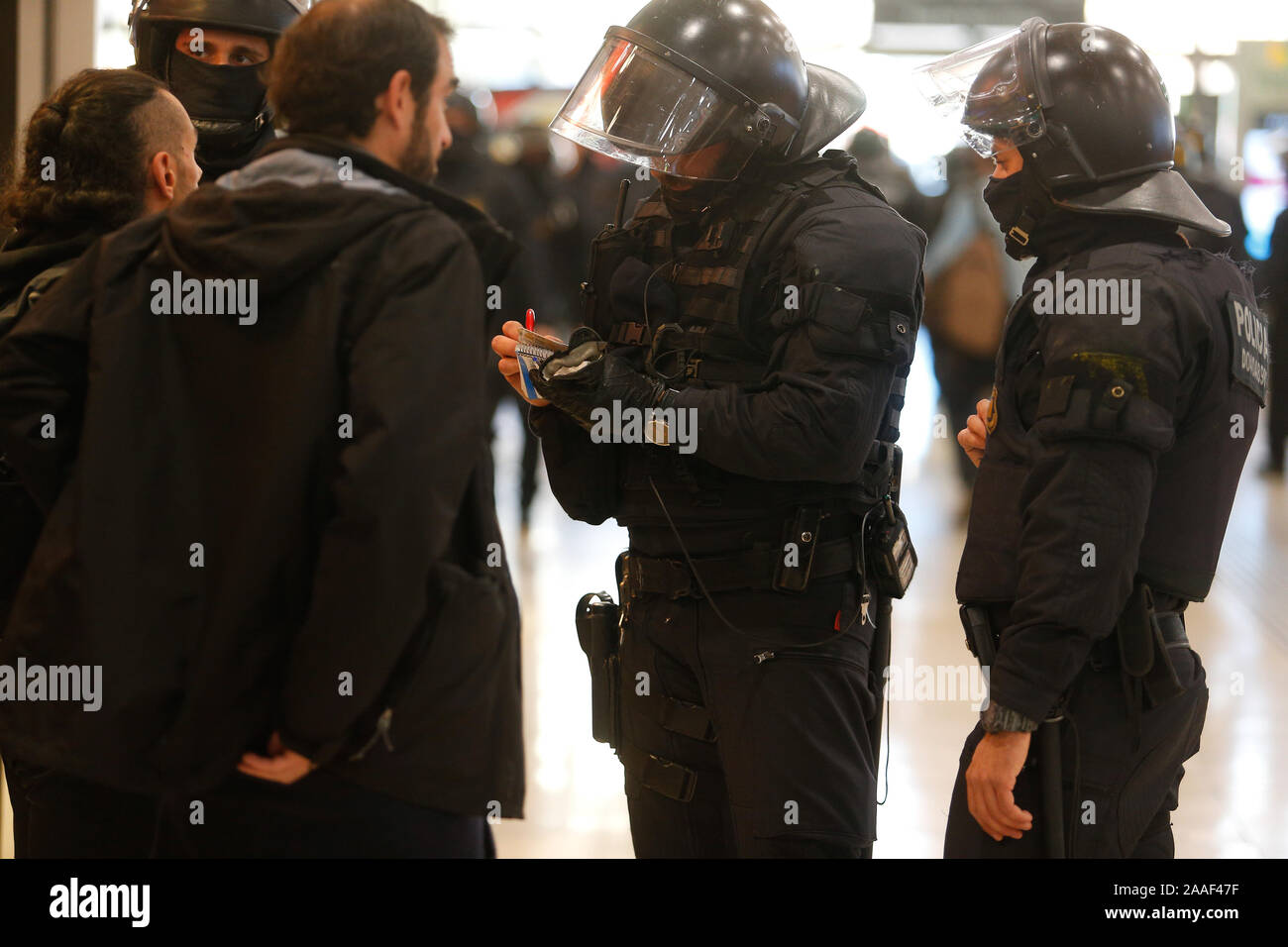 La police catalane Mossos desquadra la gare Sants sécurisé comme une manifestation séparatiste devrait Banque D'Images