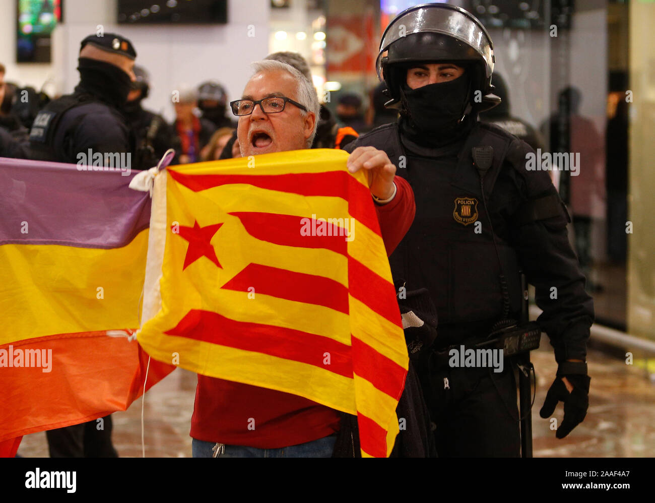 La police catalane Mossos desquadra la gare Sants sécurisé comme une manifestation séparatiste devrait Banque D'Images