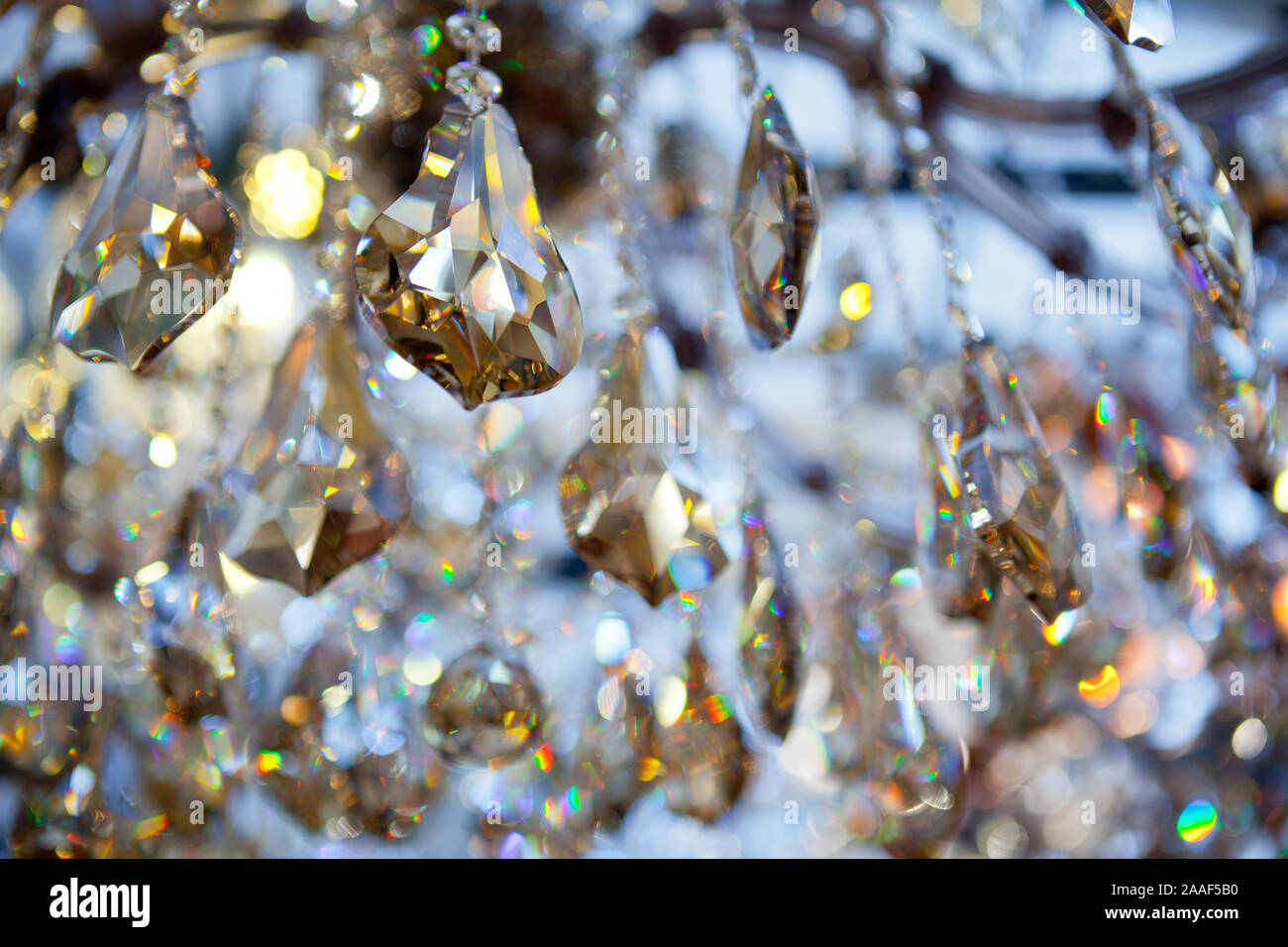 Lustre Chrystal close-up. la lumière bleue. Selective focus Banque D'Images