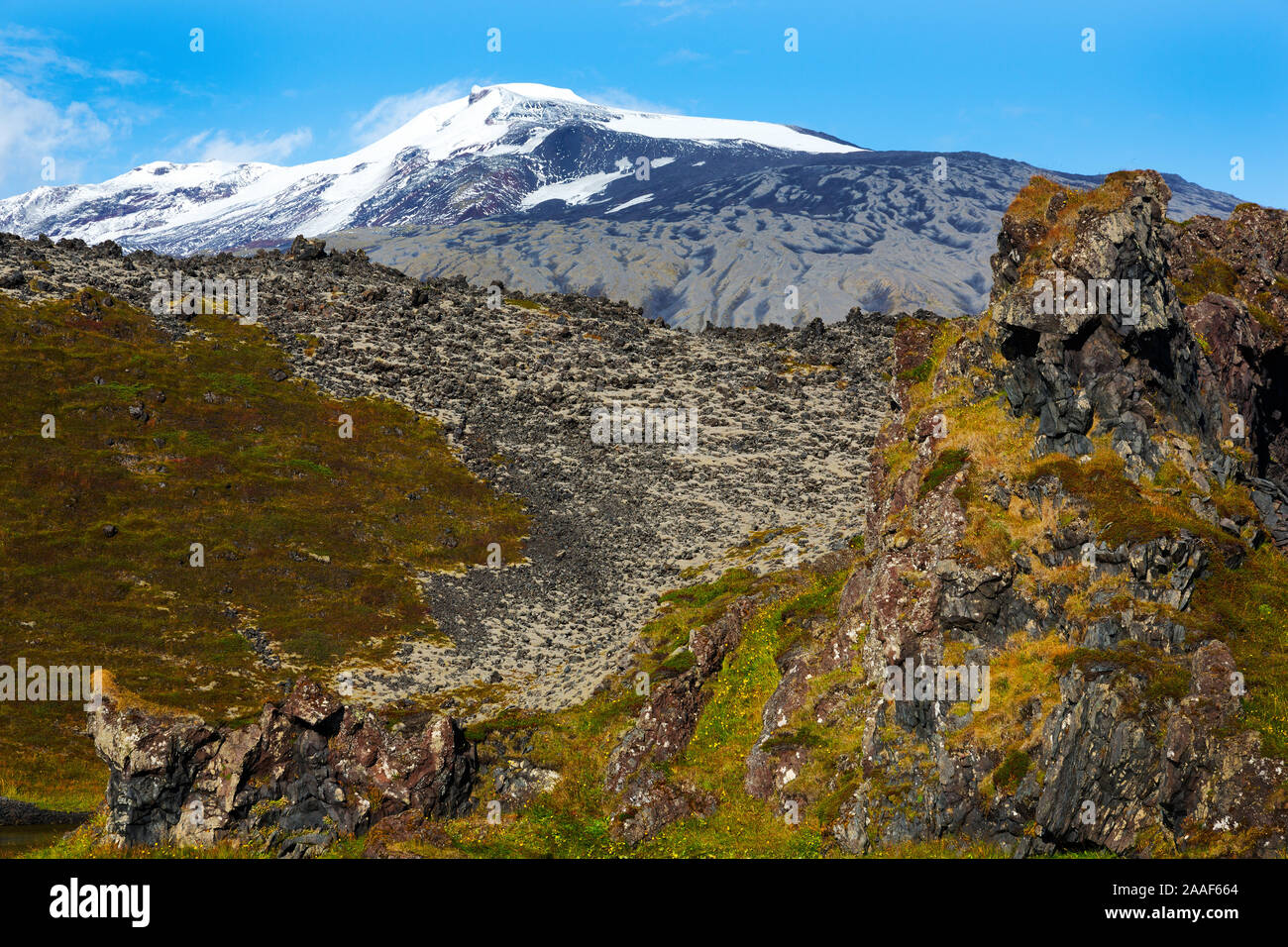 Glacier Snaefellsjokull et rock formation à Djupalonssandur Dritvik, plage et parc national Snaefellsjokull, Snaefellsnese Grundarfjod dans la péninsule Banque D'Images