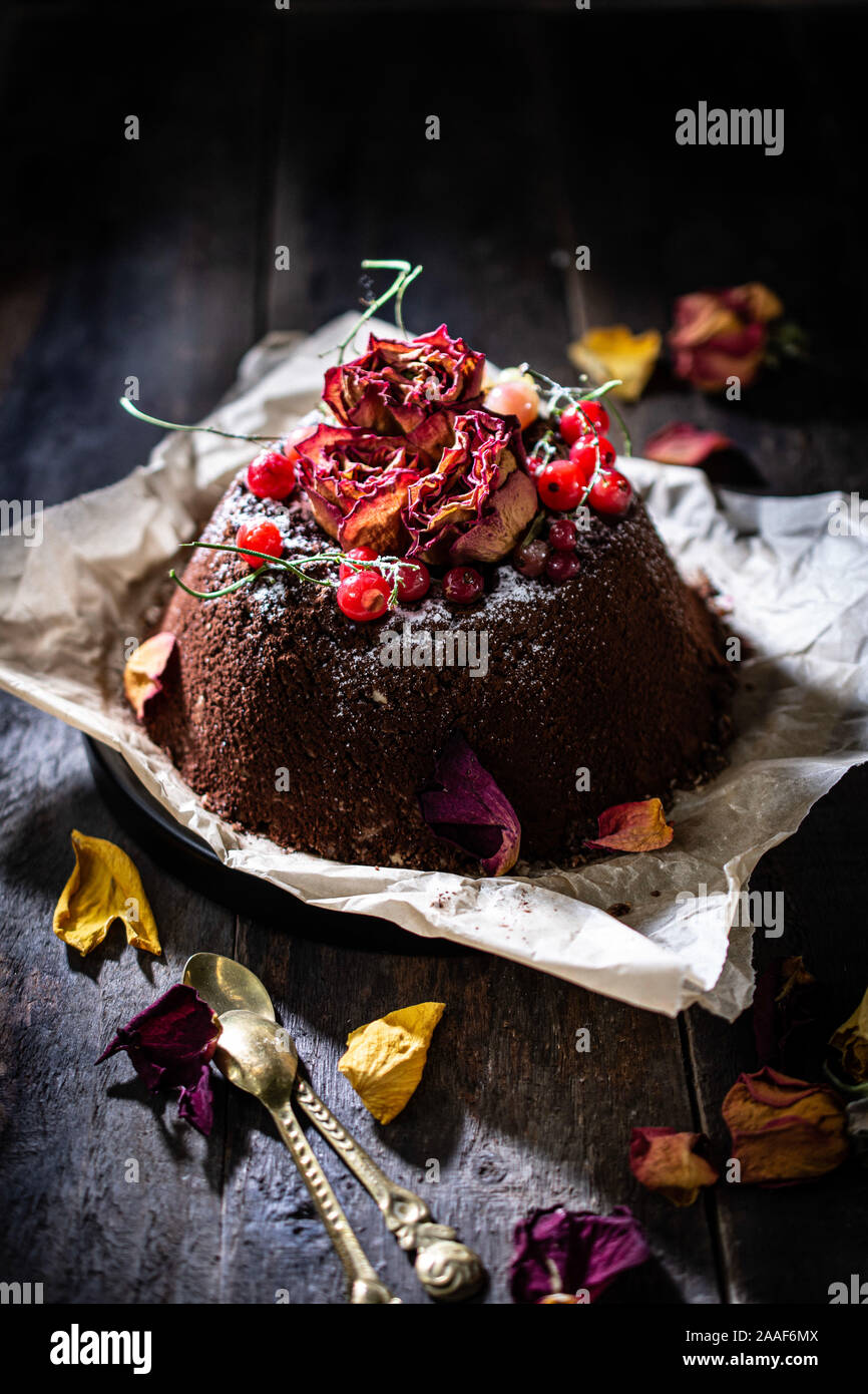Gâteau au chocolat maison nourriture faible en gras dessert sucré.ancienne table.Fleurs séchées Banque D'Images
