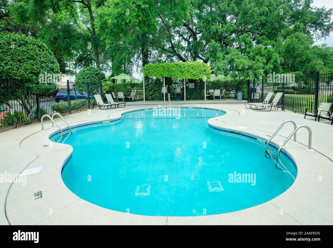 La piscine dispose d''un coin salon extérieur avec une pergola couverte à Robinwood Appartements à Mobile, en Alabama. Banque D'Images