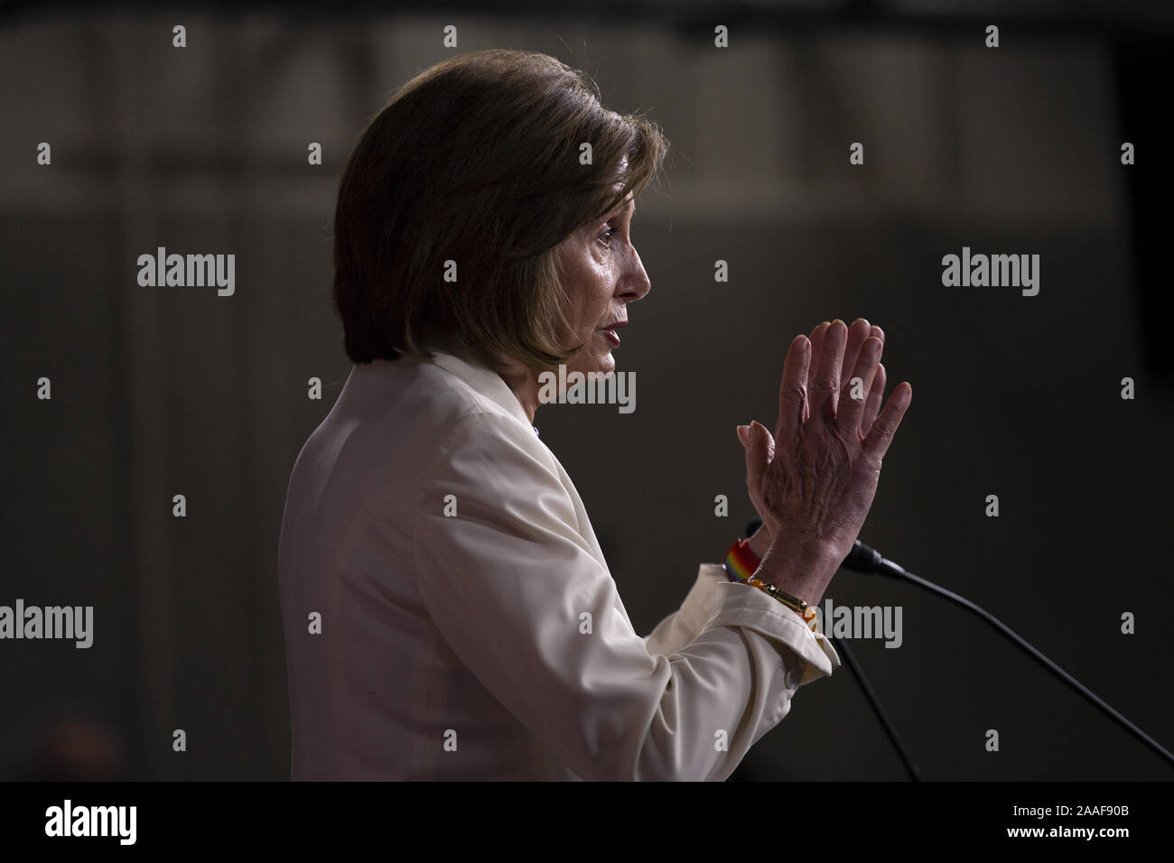 Washington, District de Columbia, Etats-Unis. 21 Nov, 2019. Le président de la Chambre des représentants des Etats-Unis Nancy Pelosi (démocrate de Californie) prend la parole lors d'une conférence de presse sur la colline du Capitole à Washington, DC Crédit : Stefani Reynolds/CNP/ZUMA/Alamy Fil Live News Banque D'Images