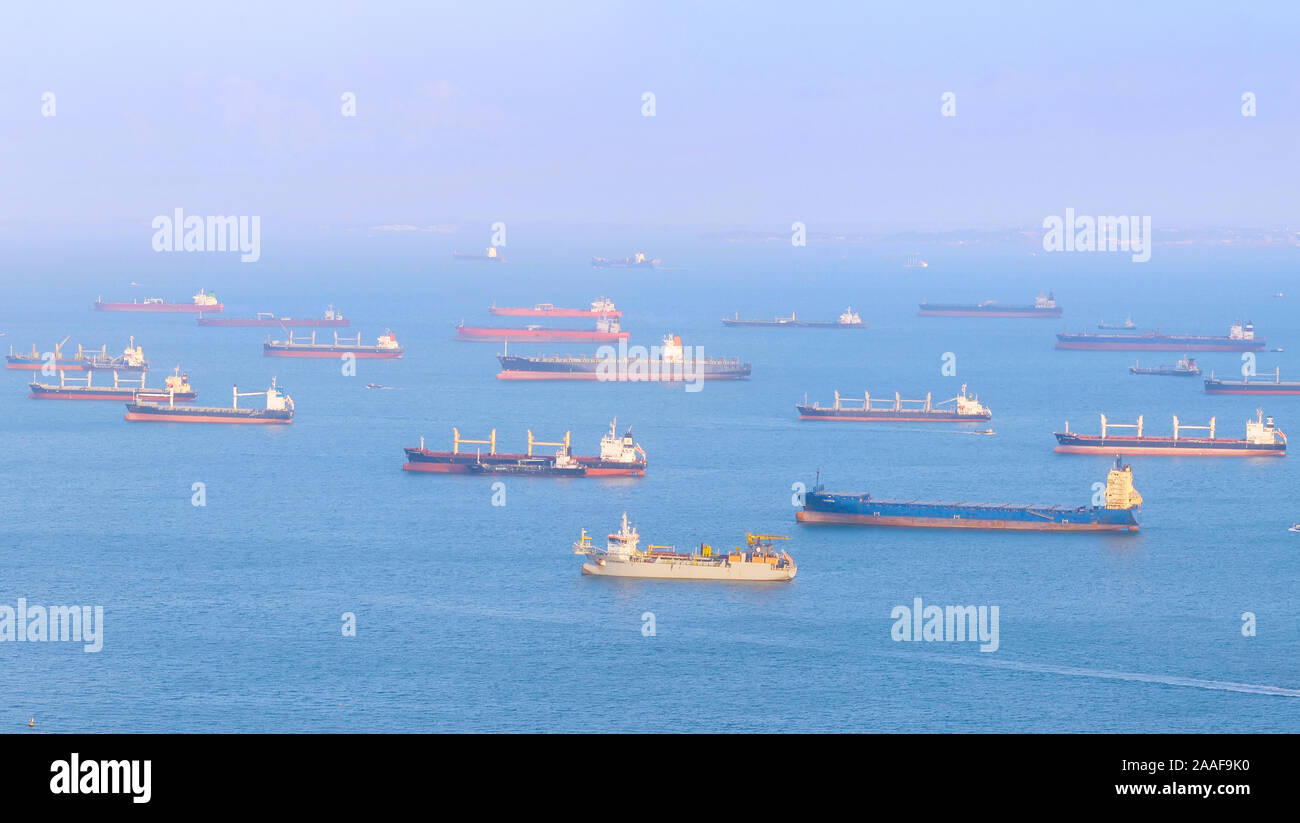 Vue sur port de Singapour avec de nombreux navires de fret au coucher du soleil. Singapour Banque D'Images