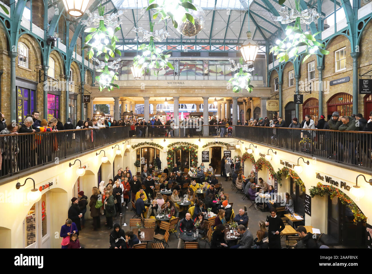 Les boutiques, bars et restaurants de South Hall à Covent Garden au moment de Noël, à Londres, Royaume-Uni Banque D'Images