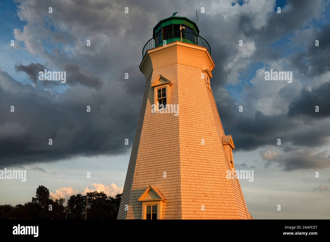 La lumière rouge sur blanc de Port Dalhousie octogonale gamme intérieure en phare au coucher du soleil avec les nuages St. Catharines, Ontario Canada Banque D'Images