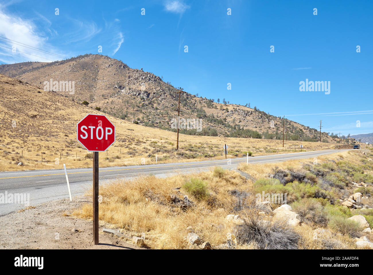 Panneau d'arrêt par une route dans le Nevada, se concentrer sur le panneau de signalisation, USA. Banque D'Images