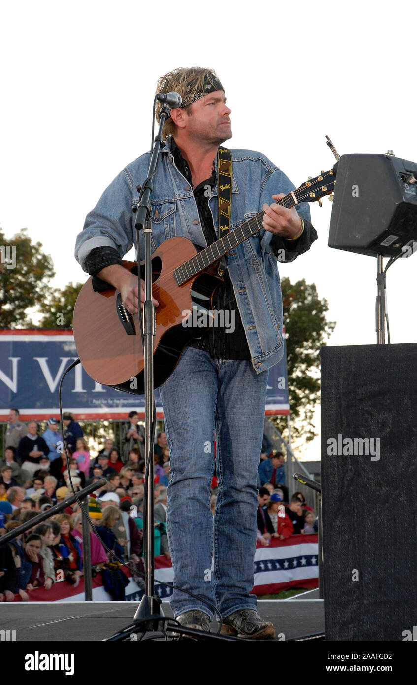 Leesburg Virginia, USA, le 17 octobre 2012 Andy Griggs de musique country réalise pour la foule de 6000 personnes qui s'est présenté à un rassemblement pour soutenir Gouverneur Mitt Romney dans son offre de gagner l'élection présidentielle de 2012 à Leesburg en Virginie. Banque D'Images