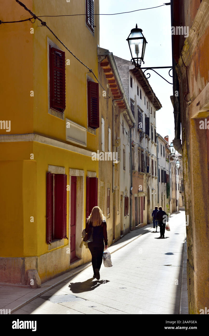 Calme d'une rue principale dans petit village de Vodnjan bordée de vieux immeubles d'habitation, la Croatie du nord Banque D'Images
