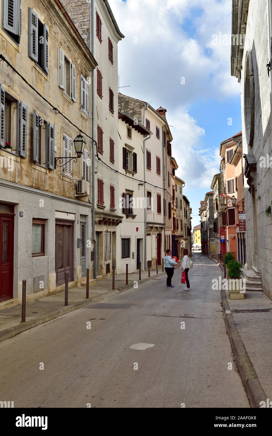 Calme d'une rue principale dans petit village de Vodnjan bordée de vieux immeubles d'habitation, la Croatie du nord Banque D'Images