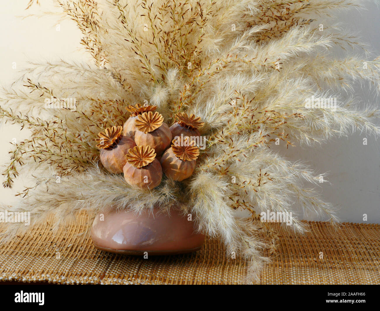 Arrangement de fleurs séchées dans une chaussure avec l'herbe de la pampa à  l'aide de chaussures de mariage et fleurs séchées comme souvenir Photo  Stock - Alamy