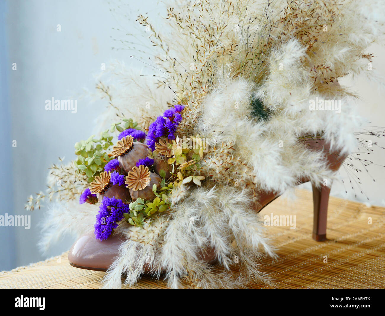 Arrangement de fleurs séchées dans une chaussure avec l'herbe de la pampa à  l'aide de chaussures de mariage et fleurs séchées comme souvenir Photo  Stock - Alamy