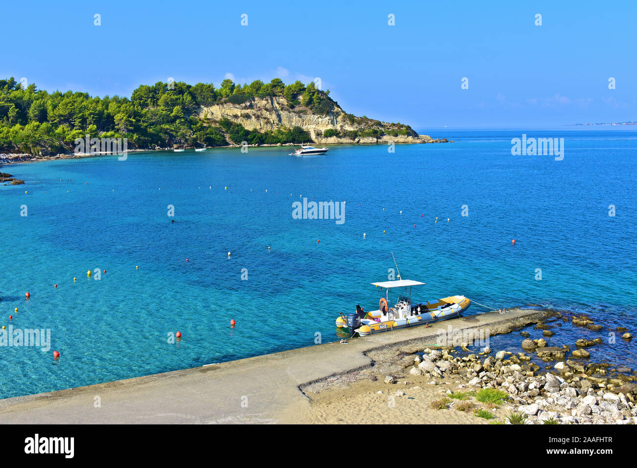 Un canot pneumatique à coque rigide bateau de plongée à quai lors d'une petite plage dans la belle station balnéaire de Lassi, près de la capitale Argostoli. Banque D'Images