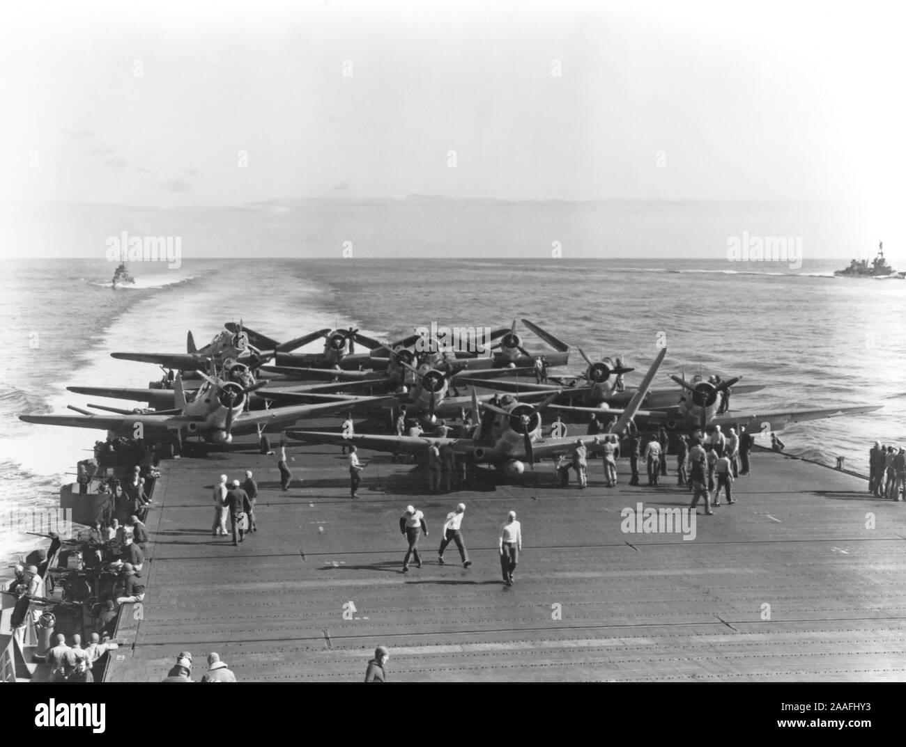 Bataille de Midway en 1942. Douglas TBD Devastator bombardiers lance-torpilles sur l'USS Enterprise préparez-vous au décollage Banque D'Images
