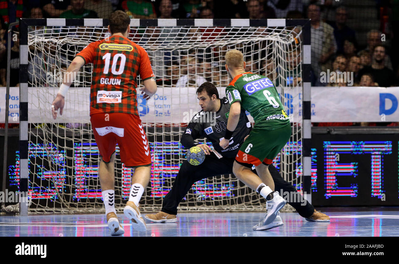 Magdeburg, Allemagne. 21 Nov, 2019. Handball : Bundesliga, SC Magdeburg - Füchse in Berlin, Berlin 14e journée gardien Dejan Milosavljev (m.) détient le dernier penalty de Magdebourg's Matthias Musche (r.). Credit : Ronny Hartmann/dpa-Zentralbild/dpa/Alamy Live News Banque D'Images