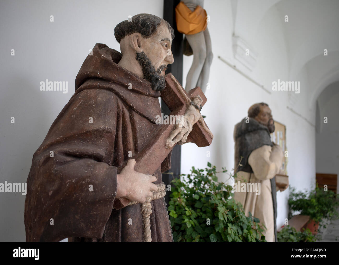 Croatie - statues de saints autour de Jésus Crucifixion figure dans le hall du Monastère franciscain de la Sainte Trinité à Slavonski Brod Banque D'Images