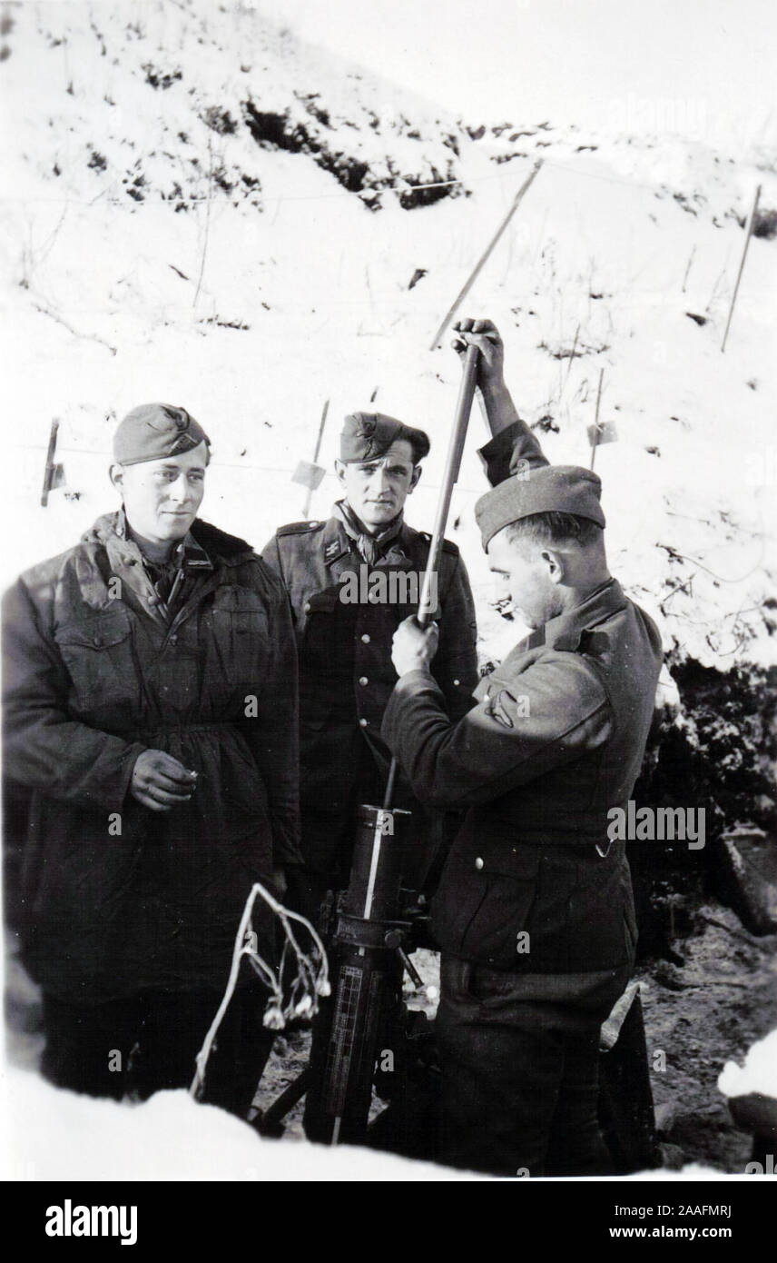 Photo B&W de la Seconde Guerre mondiale les soldats allemands nettoient leur mortier pendant l'hiver 1942/43. Les soldats proviennent d'une unité SS de Waffen pendant une période de repos et de renforcement sur le front russe. Banque D'Images