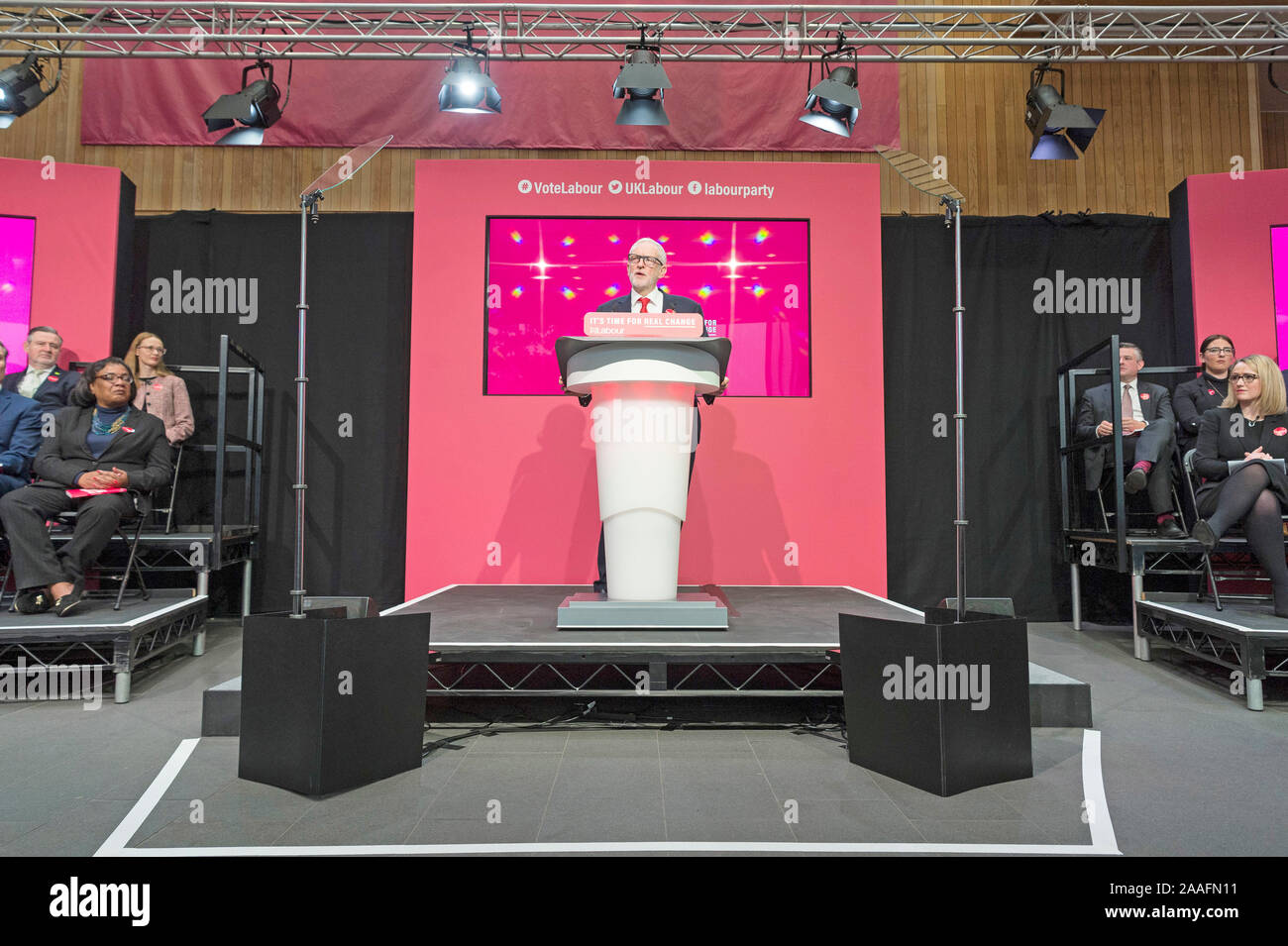 Birmingham, Grande-Bretagne. 21 Nov, 2019. Le chef du parti travailliste britannique Jeremy Corbyn fait un discours lors du lancement de la Manifeste électoral du parti à Birmingham, Grande-Bretagne, le 21 novembre 2019. Le Royaume-Uni (UK), principal parti d'opposition, le Parti du Travail a lancé son programme électoral le jeudi qui promet de s'assurer que payer plus d'impôts plus élevés et d'introduire une nouvelle taxe sur les résidences secondaires. Crédit : Ray Tang/Xinhua/Alamy Live News Banque D'Images
