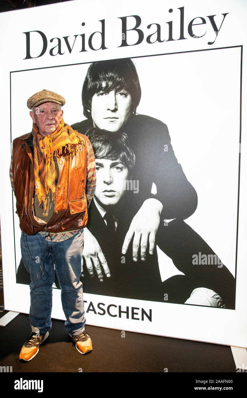 Londres, Royaume-Uni. 21 Nov, 2019. David Bailey photographié lors d'un événement pour promouvoir son travail sur un panneau électrique géant sur Oxford Street dans le cadre d'un projet artistique. PHOTO:JEFF GILBERT 21 novembre 2019 Crédit : Jeff Gilbert/Alamy Live News Banque D'Images