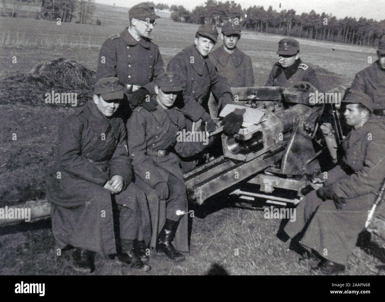 Les troupes de Wehrmacht s'entraînent sur un fusil anti-char lourd au cours des derniers mois de la guerre 1945. Deuxième Guerre mondiale N/B photo privée d'origine allemande Banque D'Images