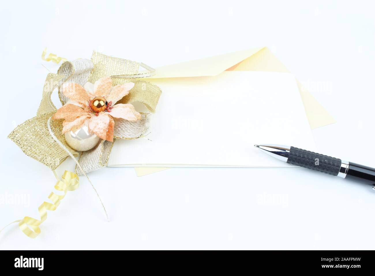 Le matériel nécessaire pour écrire une lettre à l'occasion de fêtes ou pour Noël ou pour Noël. Avec une enveloppe et un stylo, une décoration comme une couronne colorée. Banque D'Images