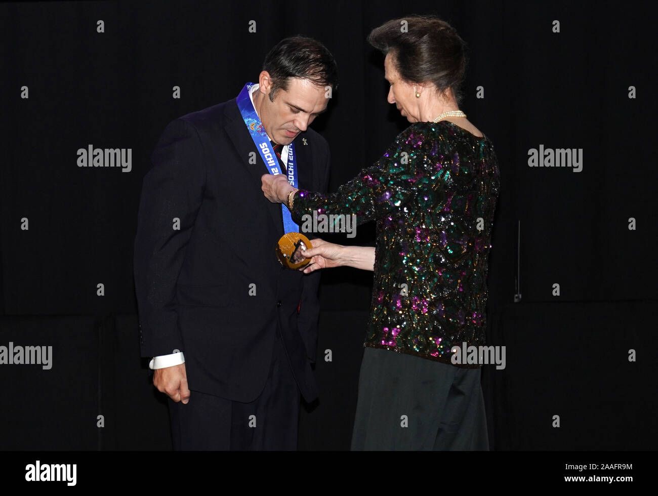 Les hommes de l'équipe Go's membre de l'équipe de bobsleigh Jeux Olympiques d'hiver de 2014 de Sotchi John Jackson reçoit sa médaille de bronze de la princesse royale sur scène après avoir été officiellement mise à niveau par le Comité International Olympique au cours de la BOA Dîner annuel, Old Billingsgate, Londres. Banque D'Images